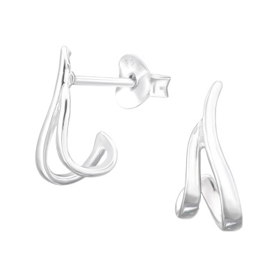 Modern, befelé ívelő ezüst stift fülbevaló